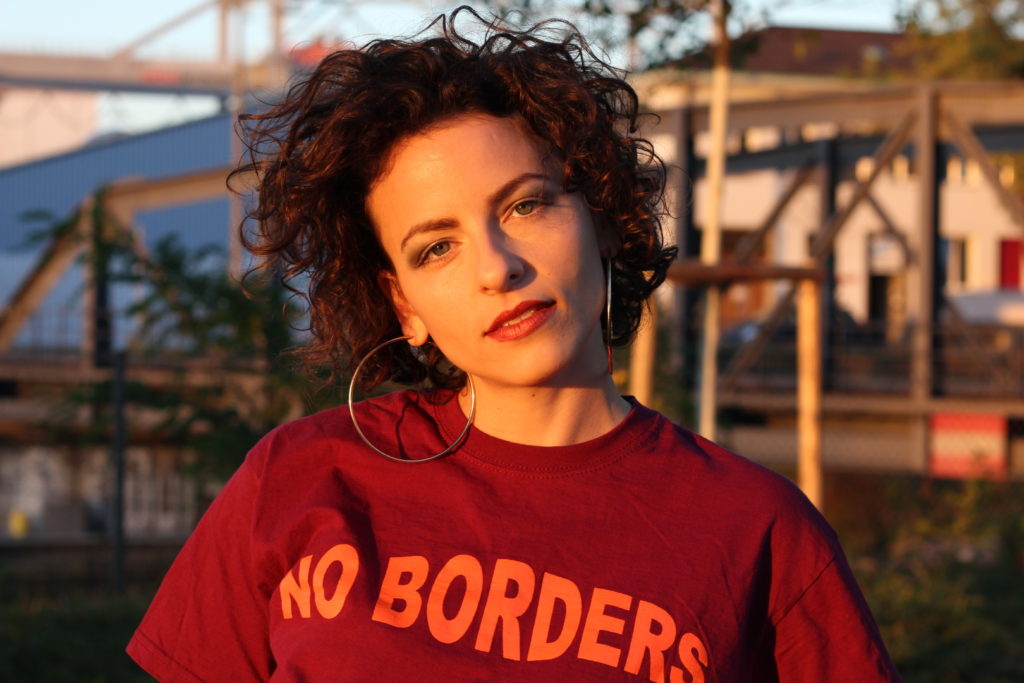 KimBo ist eine multikulti Powerfrau, welche mit ihrer konstanten Hingabe zur Materie, ihrer ausdrucksvollen Bühnenpräsenz und ihrem von Herzen kommenden Engagement überzeugt. Ihr Rapsong 'Verspilt' gewann bei der Democlinic RFV Basel 2018 den Hauptpreis. Ihre satirische Single 'Pissness' war bei der m4music Democlinic 2018 in der Kategorie 'Urban' nominiert. Im letzten Jahr teilte sie nicht nur die Bühne mit Steff La Cheffe, Brandy Butler und La Nefera sondern feierte auch die Veröffentlichung ihrer EP 'Trip Infinito‘, ihr Debüt am SRF Virus Bounce Cypher und, dass sie vom Independent Label NoHook! unter Vertrag genommen wurde. Seit 2017 ist KimBo Teil des Basler Hip Hop-Künstlerinnen Kollektivs VYBEZBILDER. Der Song 'F-Wort' ft. Sasa wurde im 2017 zur inoffizielle Hymne des Women's March Zürich. Ihre Single 'Partychick & Partydick' ft. BIGMaa., welche sexuelle Belästigung Parodie-artig thematisiert, traf den Nerv und genoss im 2016 mediale Aufmerksamkeit. KimBo ist in Zürich geboren, im Tessin aufgewachsen und lebt aktuell in Basel. Immer in Bewegung zwischen den verschiedenen Städten repräsentiert die Rapperin die kulturelle Vielfalt der Schweiz. "Mit zwölf hatte ich genug Geld zusammengespart, um mir eine Videokamera zu kaufen und damit Musikclips nachzuahmen." Als Maturitätsarbeit forderte sie sich im 2011 selbst heraus und kreiert ihr erstes Musikvideo. 'Viaggiare' gewann im selben Jahr in der Kategorie 'Best Independent Production' am Filmfestival Centovalli und wurde u.a. bei den Schweizer Jugendfilmtagen nominiert. Dies war der Zeitpunkt, an dem KimBo ihr Talent erkannte und nie mehr losliess. 